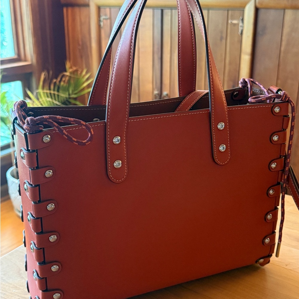 Coachtopia Leather tote, reversible! NWOT detachable pouch included